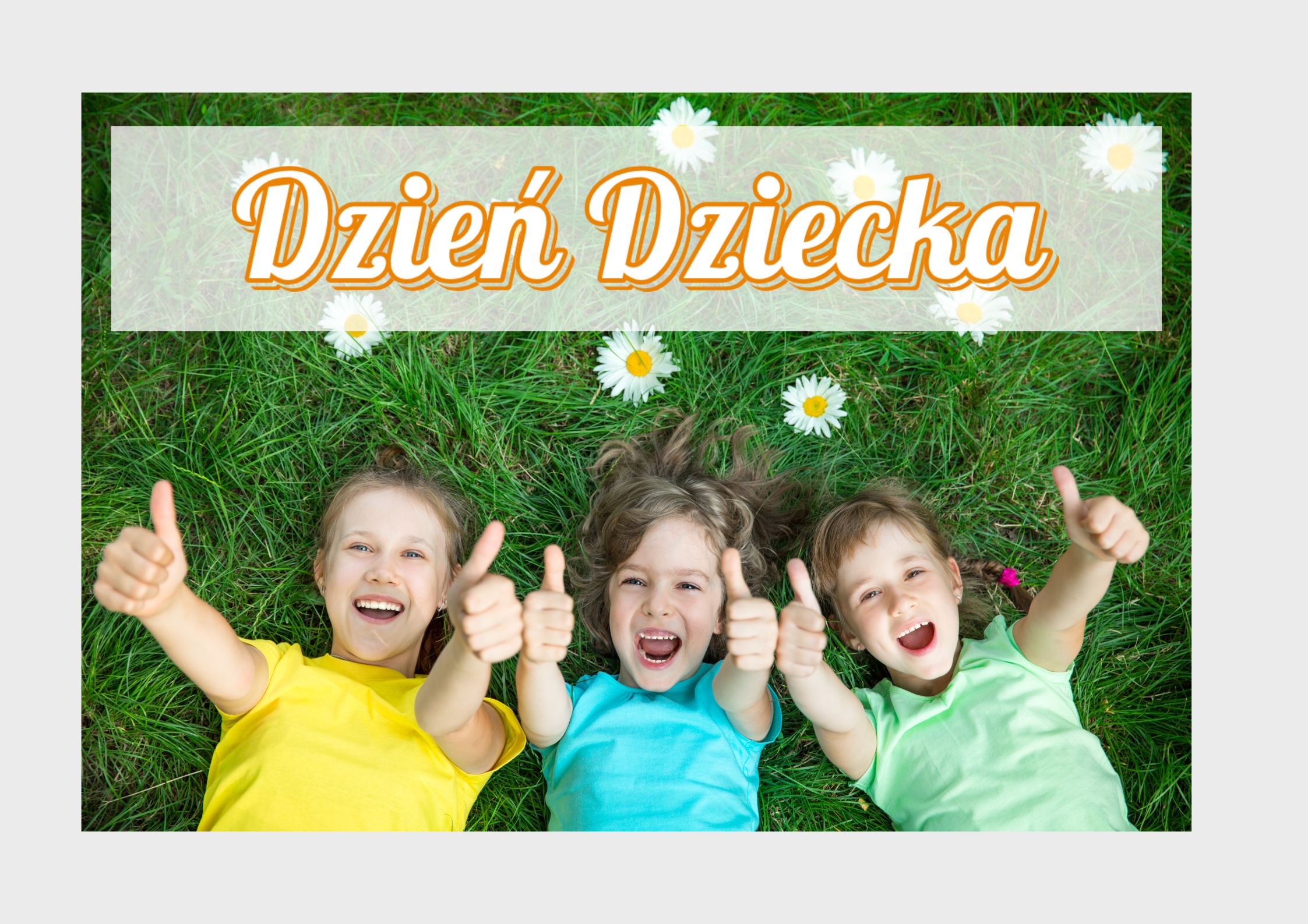 Zdjęcie przedstawia trójkę uśmiechniętych dziewczyn, leżących na trawie i pokazujących znak kciuka w górę. Na zdjęciu umieszczono napis: "Dzień Dziecka".