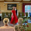 Na zdjęciu dwójka tancerzy podczas wykonywania jednej ze swoich choreografii tanecznych.
