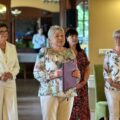 Zdjęcie przedstawia przewodniczącą UTW, która przemawia podczas otwarcia uroczystości. W tle trzy inne kobiety.