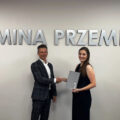 Na fotografii zastępca wójta wręcza akt mianowania jednej z nauczycielek. W tle srebrny napis "Gmina Przemęt".