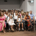 Na fotografii osoby obecne na uroczystości siedzą na widowni.