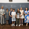 Grupowe zdjęcie nagrodzonych uczniów wraz z rodzicami, wójtem, przewodniczącą rady i wicedyrektorką szkoły z Bucza.