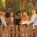 Na fotografii uchwycono uroczysty moment na scenie. Przedstawiciele władz gminy Kobylnica odbierają od delegacji mieszkańców chleb dożynkowy – symbol plonów i dostatku. Na zdjęciu także przedstawiciele gminy Przemęt - przewodnicząca rady gminy Monika Maćkowiak oraz pracownik urzędu. Scenę ozdabiają kolorowe wstążki i motywy ludowe, podkreślające podniosły charakter wydarzenia.