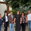 Na wspólnym zdjęciu znajdują się m.in.: wójt gminy Przemęt, dyrektor szkoły w Kluczewie, przewodnicząca Rady Gminy Przemęt oraz sołtys wsi Kluczewo.
