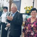 Na zdjęciu Zdzisław Kaźmierczak - prezes klubu podczas przemowy. Na fotografii także sołtys Kluczewa oraz Danuta Buchwald.