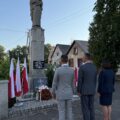 Zdjęcie przedstawia wójta, zastępcę wójta i skarbnik, którzy stoją przed pomnikiem. Zdjęcie ukazuje moment po złożeniu wiązanki i zniczy.