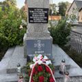 Na fotografii pomnik, na którym widnieje tabliczka z treścią: "Na tym rynku w dniu 6 stycznia 1919 roku została utworzona Przemęcka Kompania Powstańców Wielkopolskich pod dowództwem ppor. Józefa Wróblewskiego" oraz druga tabliczka z napisem "W hołdzie Powstańcom Wielkopolskim" i datami 1918 i 1919. Na fotografii widoczny także wieniec i znicze, które były złożone przez władze gminy.