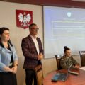 Na fotografii uczestnicy szkolenia oraz prowadzący. Wszyscy siedzą w sali sesyjnej.
