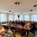Na zdjęciu uczestnicy szkolenia, którzy siedzą w sali.