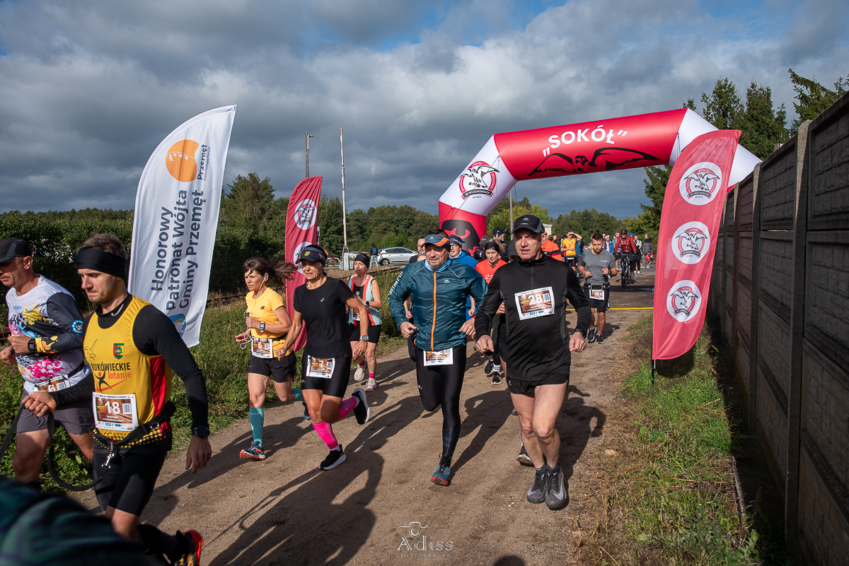 Na zdjęciu uczestnicy biegu po wystartowaniu.