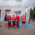 Na fotografii czterech zawodników po zakończonym biegu. Pozują oni z medalami.