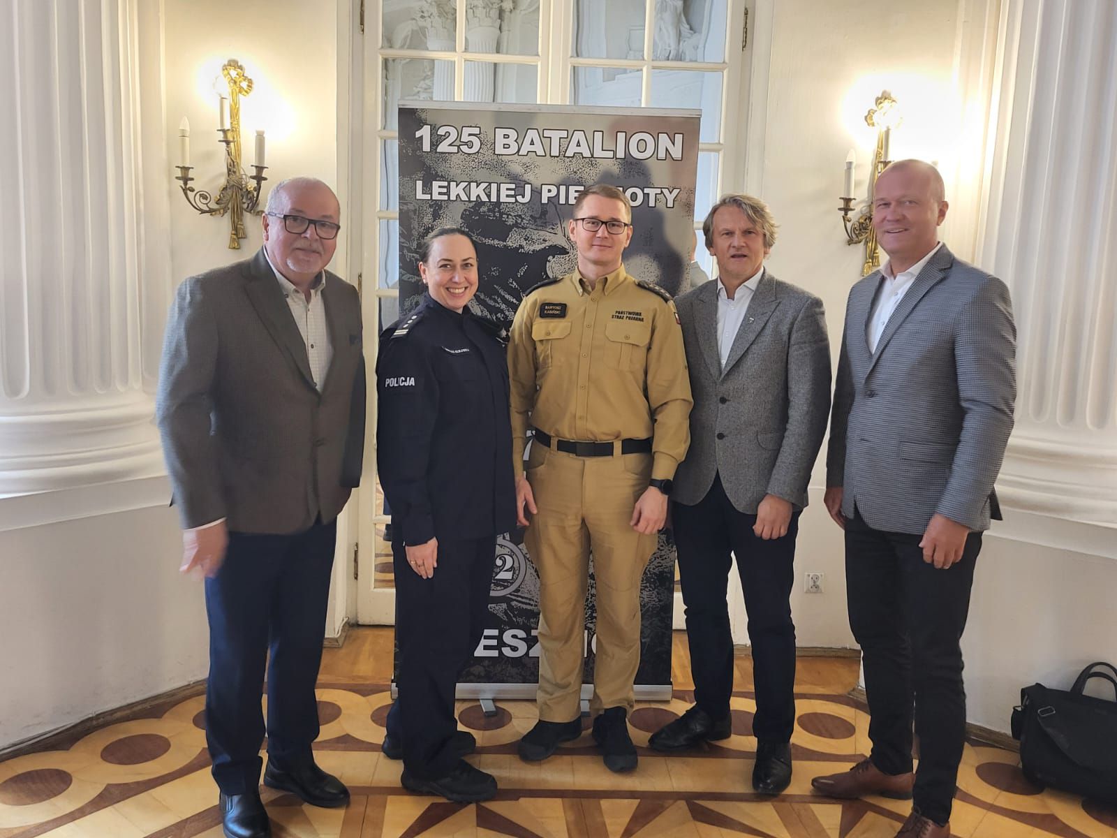 Wspólne zdjęcie, na którym znajdują się: wójt gminy Siedlec Artur Walczak-Mortezaei, kierownik spraw obywatelskich i USC Leszek Anglart, Komendant Powiatowy Policji w Wolsztynie insp. Katarzyna Sobczak-Kukawka, Zastępca Komendanta Powiatowego Państwowej Straży Pożarnej w Wolsztynie st.kpt. Bartosz Kasiński oraz sekretarz Starostwa Powiatowego w Wolsztynie Jarosław Frąckowiak.