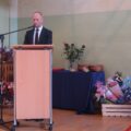 Na fotografii wicedyrektor podczas przemowy na uroczystości.