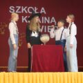 Na zdjęciu ukazano występ artystyczny uczniów na scenie.