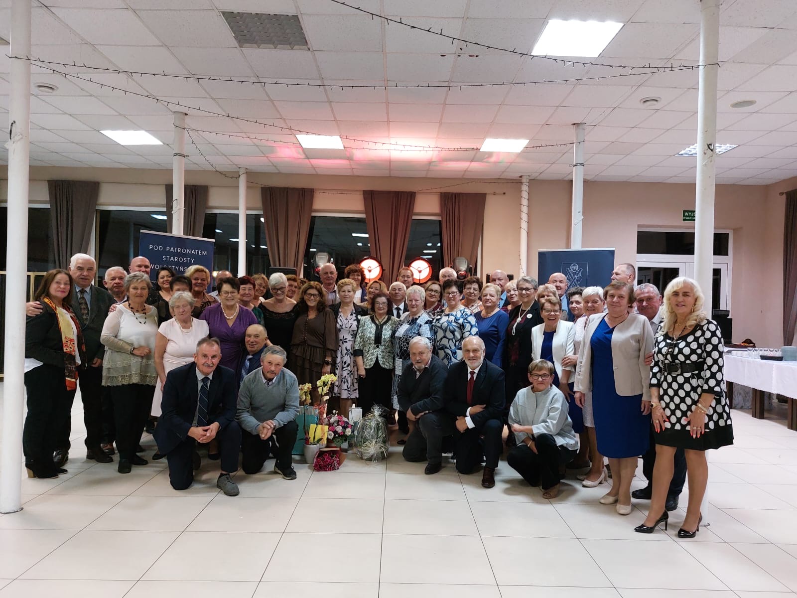 Grupowe zdjęcie osób obecnych na uroczystości.