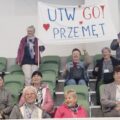 Publiczność na trybunach dopinguje drużyny.