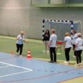 Drużyna UTW pokonuje przeszkody podczas konkurencji