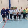 Grupa osób pozuje do wspólnego zdjęcia z nagrodami.