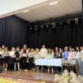 Na fotografii uczniowie występujący na scenie podczas uroczystości.