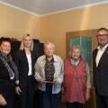 Grupowe zdjęcie, na którym jest wójt, zastępca kierownika USC oraz jubilat wraz z jego małżonką.