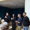 Na zdjęciu pani Patrycja Pabich oraz przedstawiciele Stowarzyszenia „Aktywny Samorząd”. Jeden z nich przemawia do seniorów.