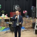 Na zdjęciu widoczny dyrektor szkoły podczas przemowy.