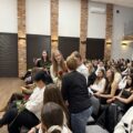 Na zdjęciu uczennica, która wręcza róże pracownikom szkoły.