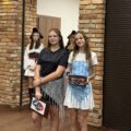 Na zdjęciu uczennice ubrane w stroje nawiązujące do tematyki "chrztu pierwszoklasisty".