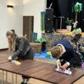 Na zdjęciu dwójka pierwszoklasistów podczas jednej z konkurencji, która polegała na ulepieniu z plasteliny syreny.