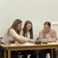 Na zdjęciu jurorzy w składzie: dwie uczennice i jedna nauczycielka oceniają zmagania pierwszoklasistów.
