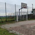 Na zdjęciu widoczna siatka do piłki nożnej, która znajduje się na boisku.