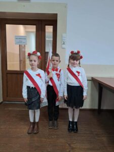 Na zdjęciu przedszkolny poczet sztandarowy.