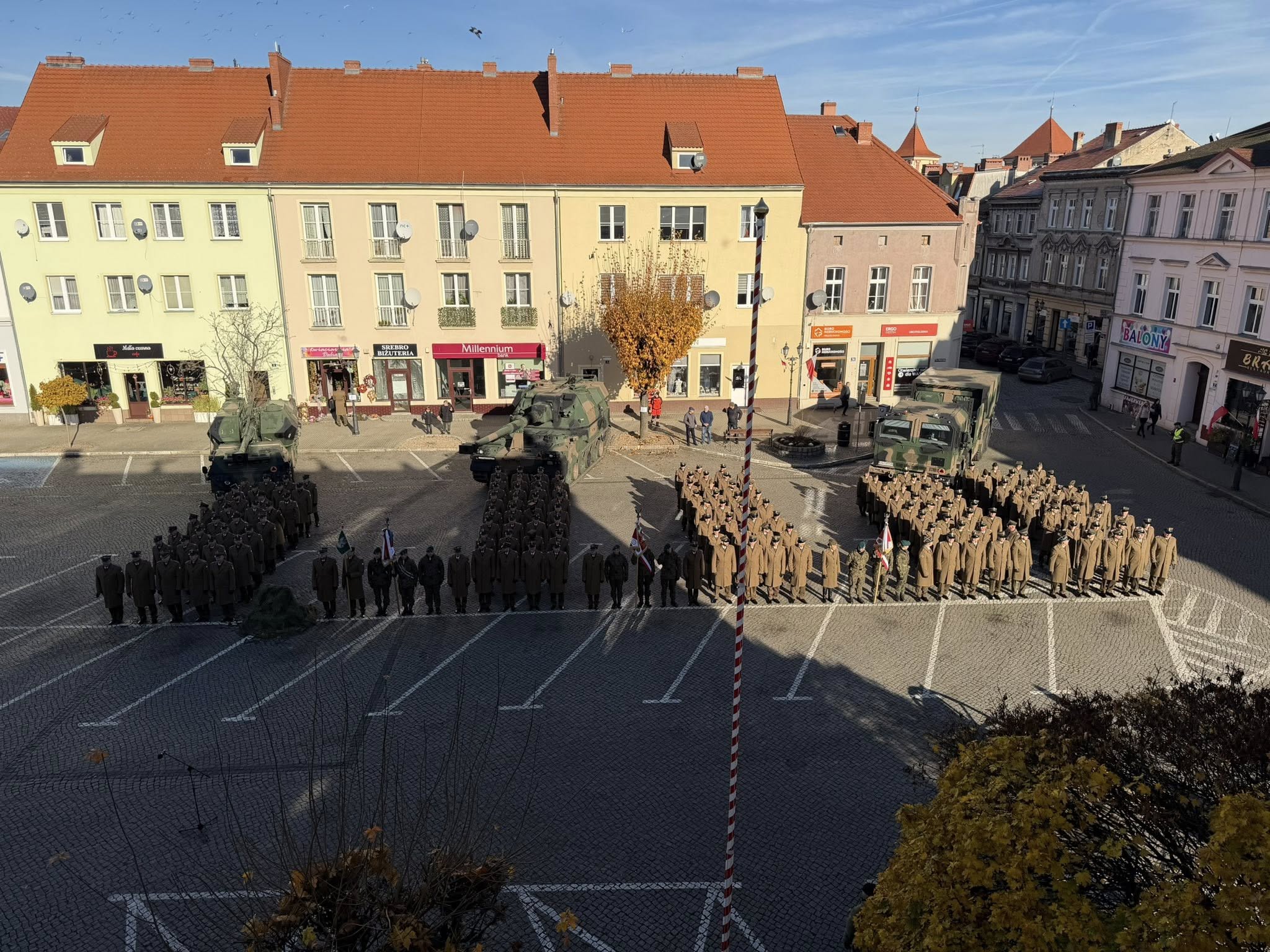 Zdjęcie zostało zrobione z drona. Ukazuje żołnierzy podczas uroczystości.
