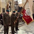 Na zdjęciu poczet sztandarowy oddający honory przed ołtarzem w kościele.