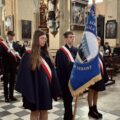 Na zdjęciu poczet sztandarowy składający się z uczniów szkoły. Poczet oddaje honory przed ołtarzem w kościele.