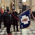 Na zdjęciu poczet sztandarowy Ochotniczej Straży Pożarnej w Solcu oddający honory przed ołtarzem w kościele.