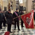 Na zdjęciu poczet sztandarowy Związku Ochotniczych Straży Pożarnych oddający honory przed ołtarzem w kościele.