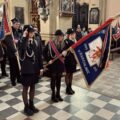 Na zdjęciu poczet sztandarowy Ochotniczej Straży Pożarnej w Barchlinie oddający honory przed ołtarzem w kościele.
