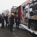 Na zdjęciu widoczne osoby oglądające nowy samochód strażacki, wśród nich m.in. wójt Janusz Frąckowiak oraz poseł na Sejm RP Wiesław Szczepański.