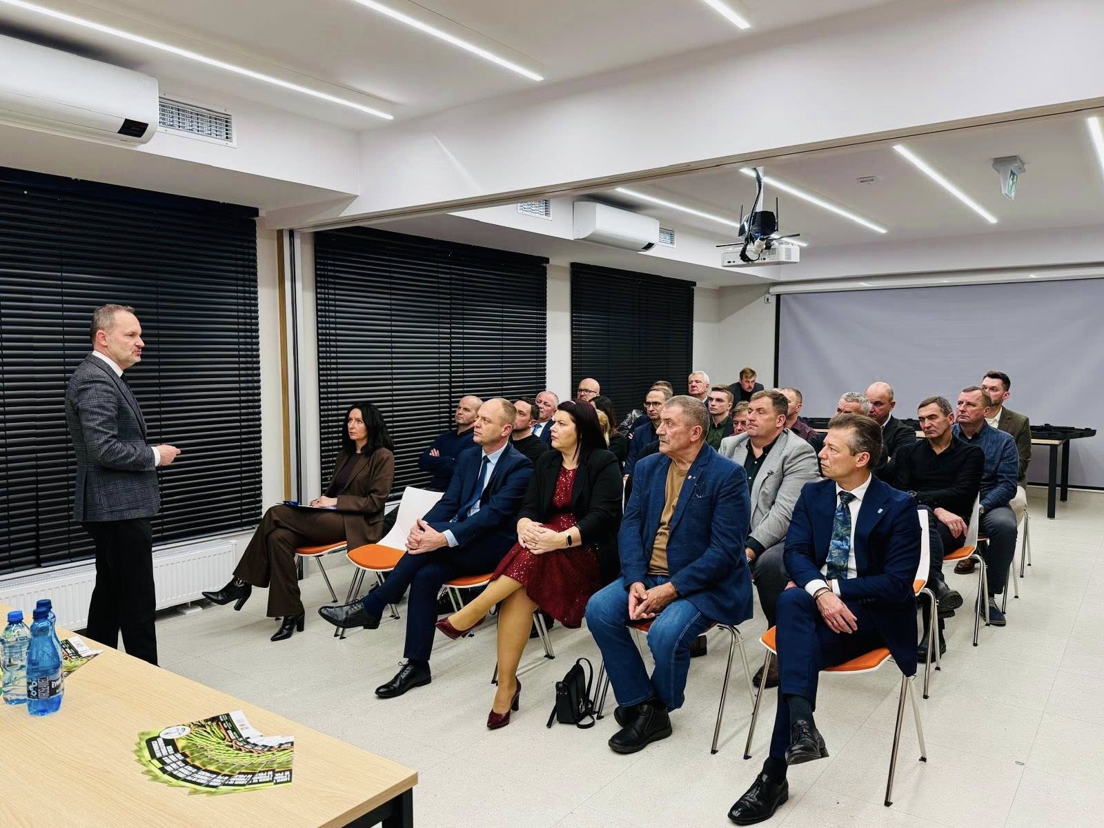 Na zdjęciu widoczny europoseł, który przemawia do osób przybyłych na spotkanie.