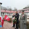 Na fotografii widoczna jest delegacja oddająca hołd powstańcom przy pomniku w Buczu.