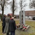 Na fotografii widoczna jest delegacja oddająca hołd powstańcom przy pomniku w Kaszczorze.