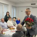 Na fotografii widoczny wójt, który wita się z seniorami.