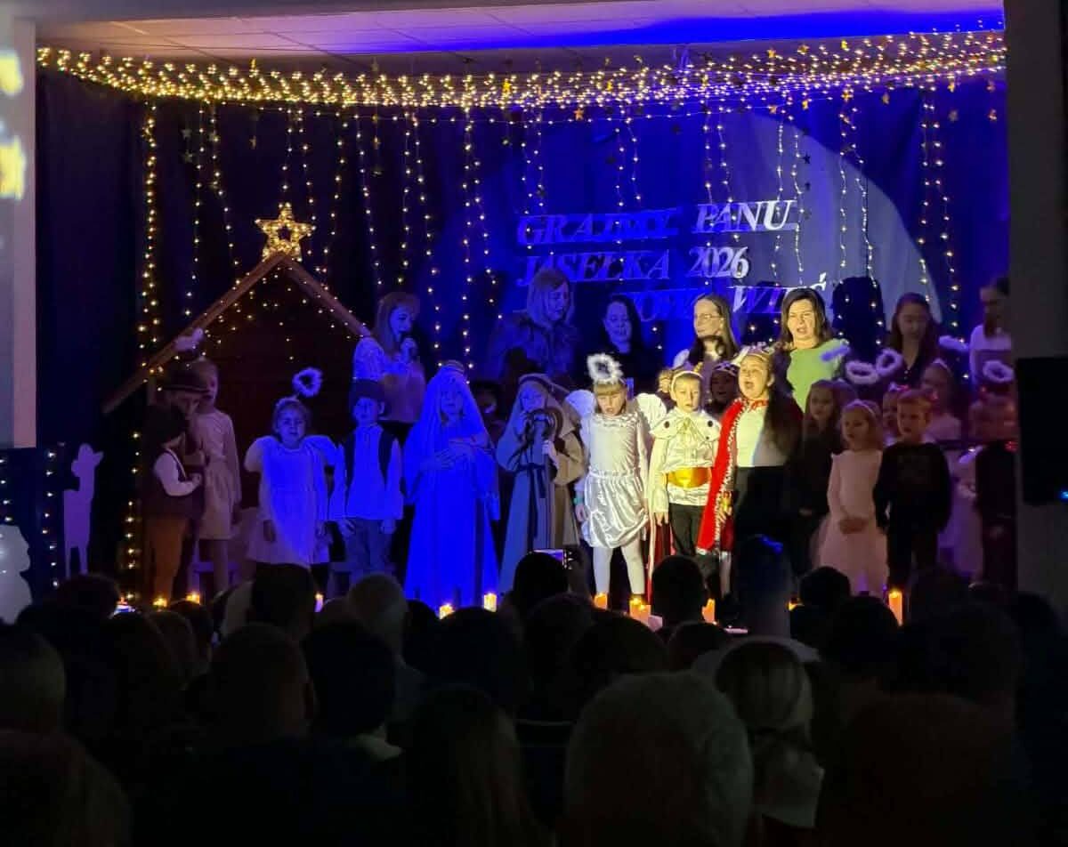 Na fotografii widoczne dzieci występujące na scenie.