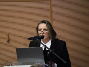 Na fotografii widoczna radna Anna Barczyńska, która przemawia podczas uroczystości.