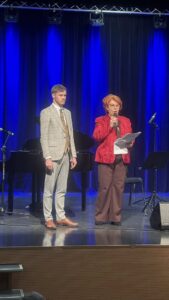 Na zdjęciu widoczna kobieta i mężczyzna, którzy prowadzą wydarzenie.