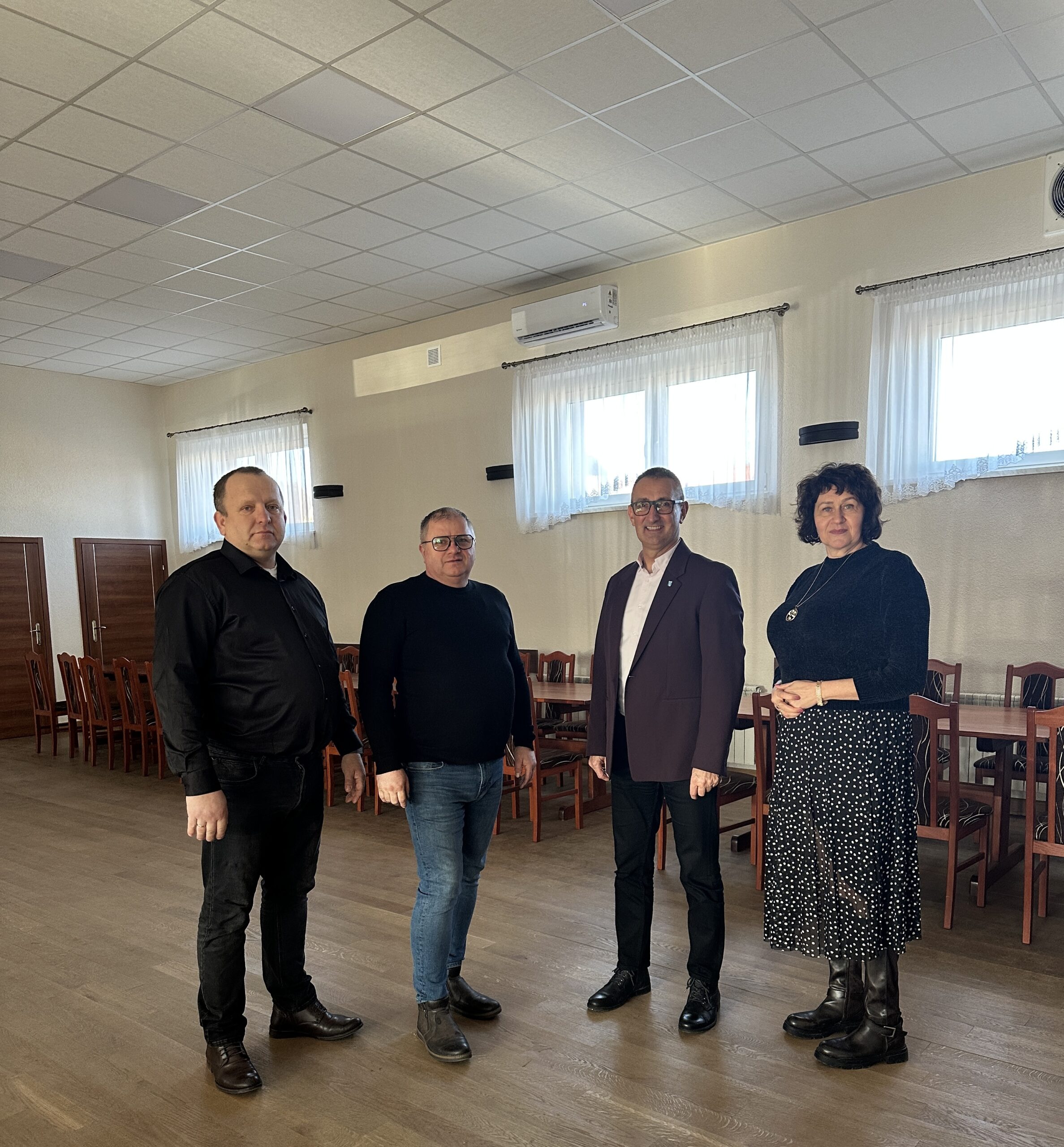 Na zdjęciu wójt gminy Przemęt Janusz Frąckowiak, radna Joanna Koziołek, sołtys Nowej Wsi Mariusz Michalewicz, a także wykonawca – Firma ogólnobudowlana Andrzej Raszke.