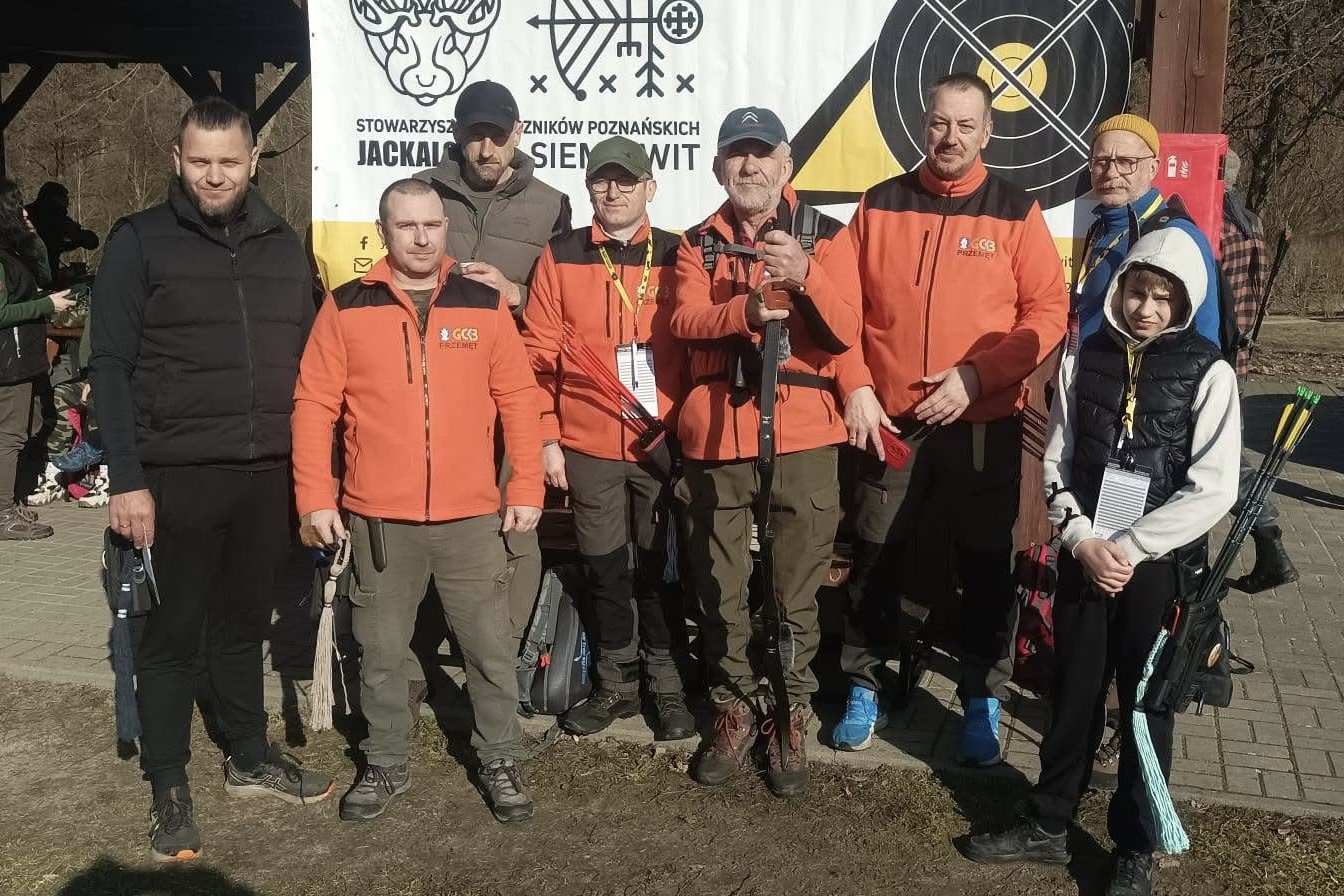 Sekcja łucznicza pozuje do zdjęcia.