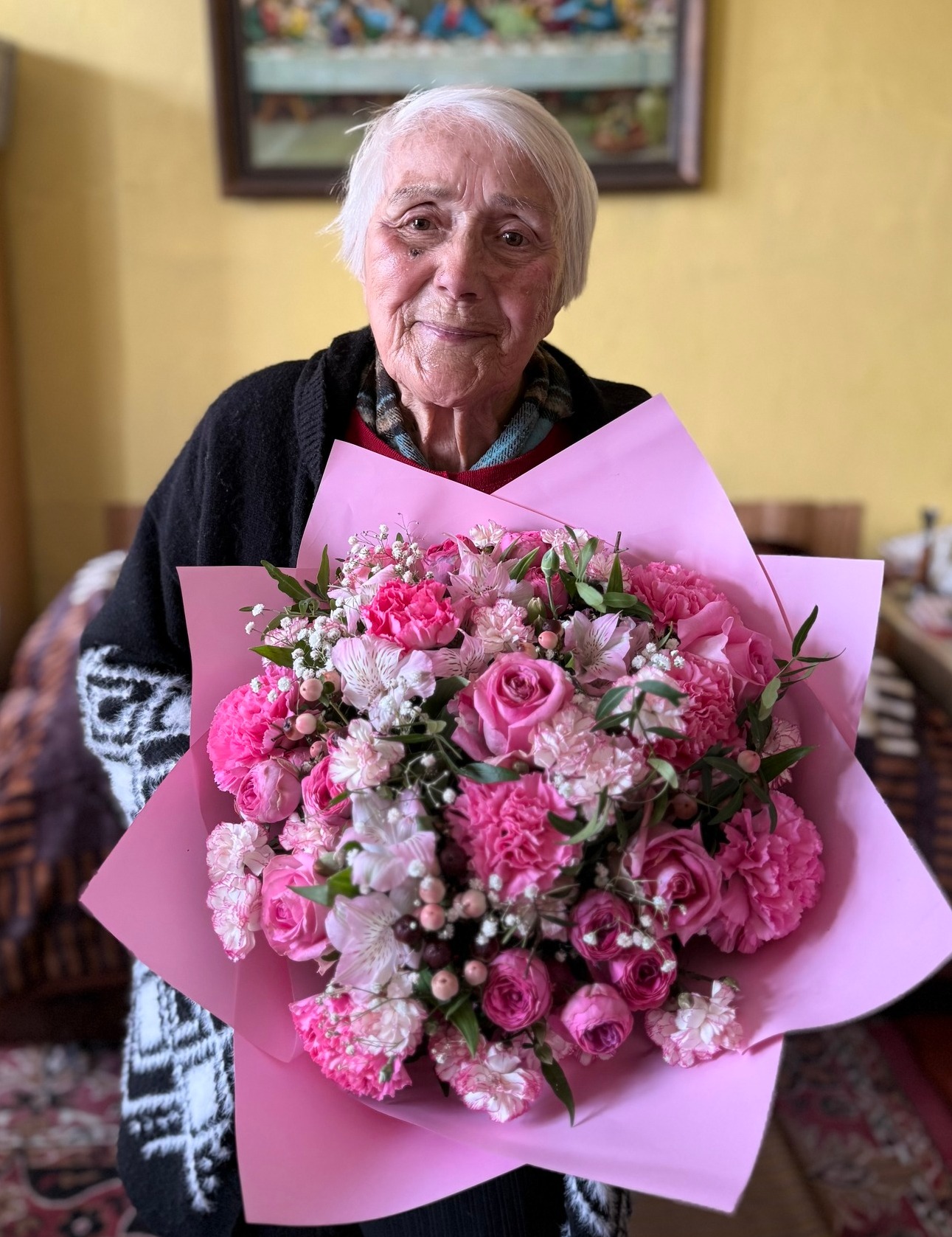 Na fotografii jubilatka z bukietem kwiatów.