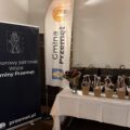 Na zdjęciu widać roll-up informujący o honorowym patronacie wójta oraz nagrody dla przedszkolaków.